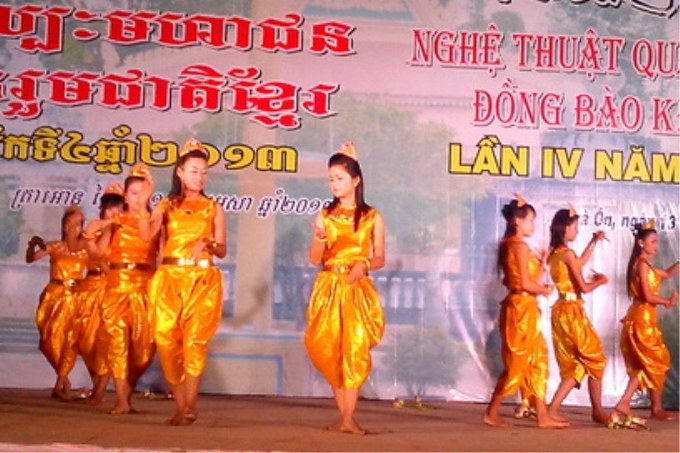 Biểu diễn nghệ thuật quần chúng Khmer nhân ngày hội Văn hóa- Thể thao dân tộc Khmer tỉnh Vĩnh Long